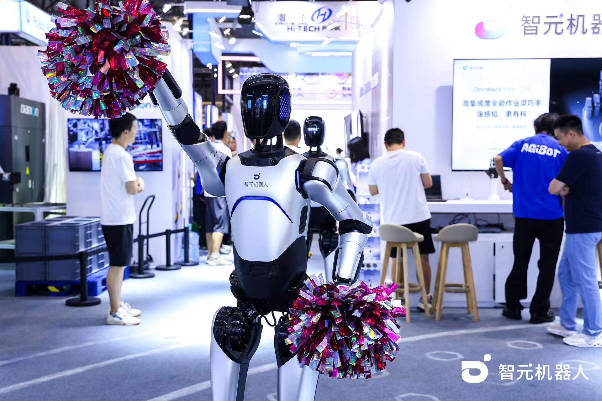 银河集团机器人 WAIC 首日展台火爆，机器人家族集体打工忙不停